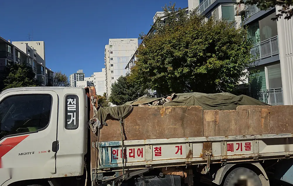 부천 소사구 창고 집기 철거 진행 모습 3